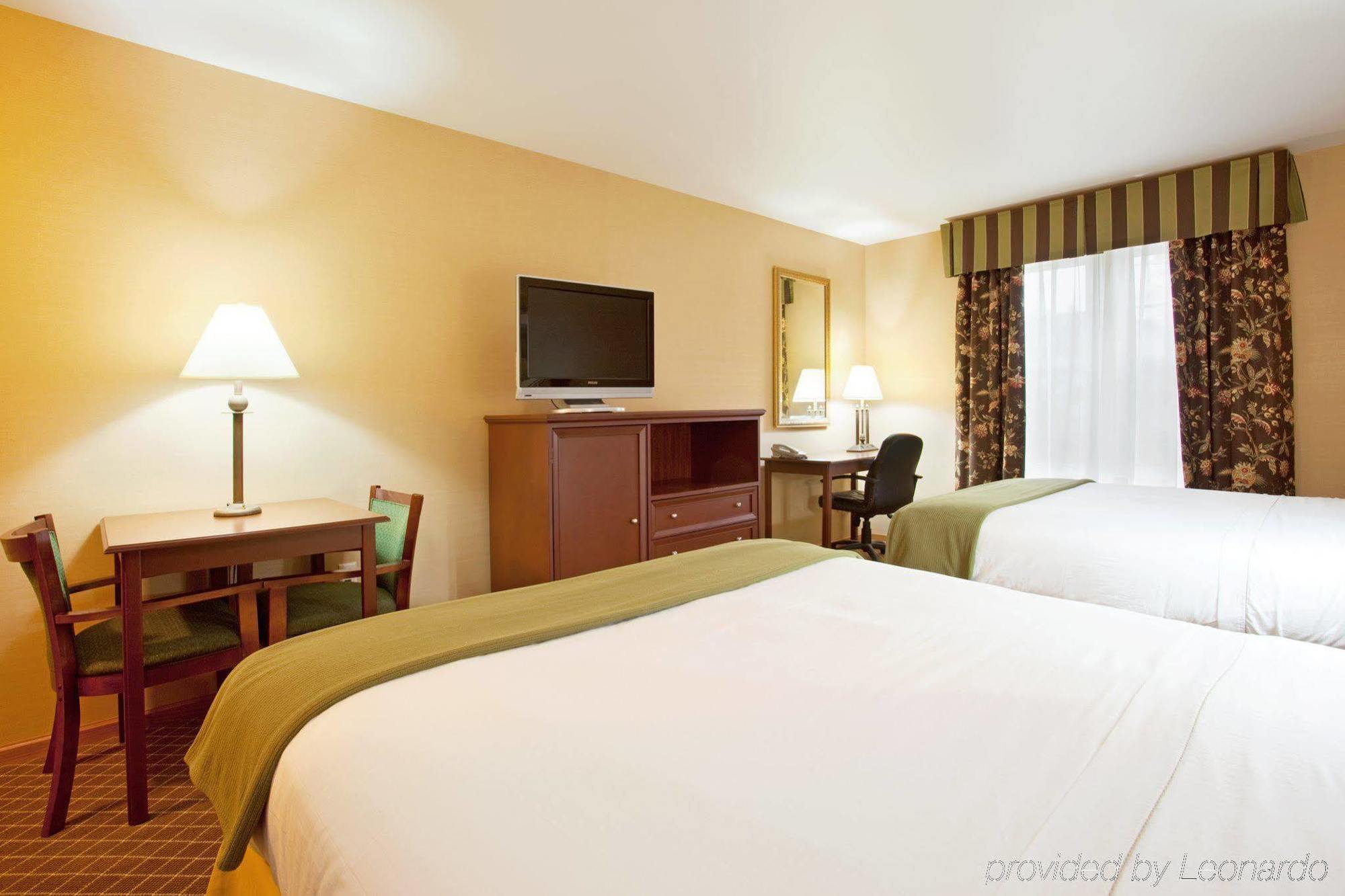 Holiday Inn Express & Suites Iron Mountain, An Ihg Hotel Zimmer foto